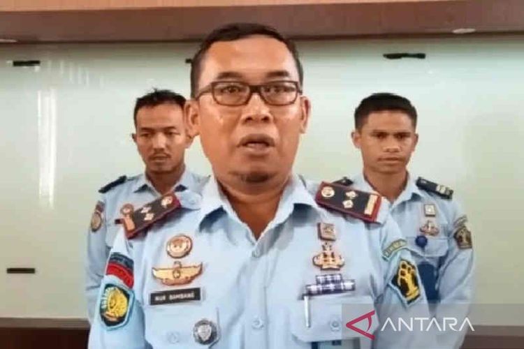 Kepala Lapas Narkotika Gintung Cirebon Nur Bambang Supri Handono memberi keterangan kepada media di Cirebon, Jawa Barat, Selasa (13/9/2022).
