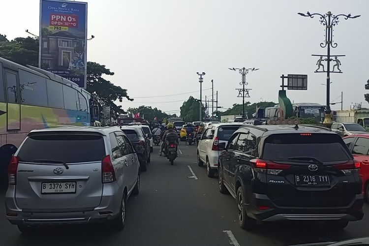 Kondisi kemacetan yang terjadi di Jalan Alternatif Sentul, Babakan Madang, Kabupaten Bogor, Jawa Barat, Jumat (9/2/2024).