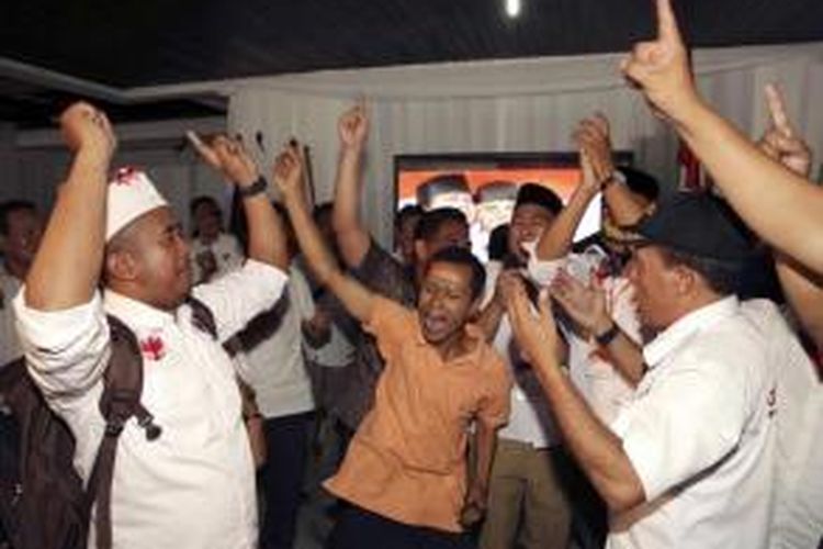 Pendukung calon presiden Prabowo Subianto, meneriakkan slogan usai pencoblosan Pilpres 2014 di Jakarta, Rabu (9/7/2014). Pemilu memilih dua calon presiden yaitu Prabowo Subianto berpasangan dengan Hatta Rajada dan Joko Widodo berpasangan dengan Jusuf Kalla.