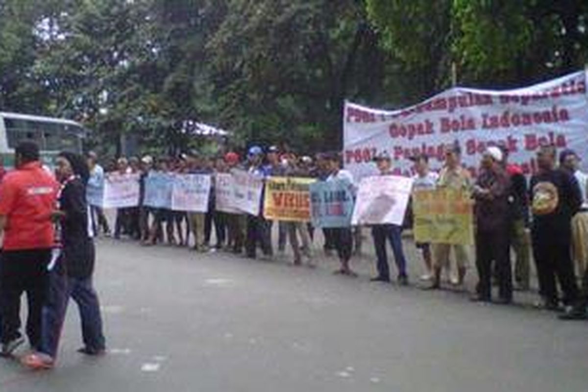 Persipura Mania menggelar aksi di depan kantor PSSI, Kamis (8/12/2011). Mereka memprotes pencoretan Persipura dari kepesertaan Liga Champions Asia.