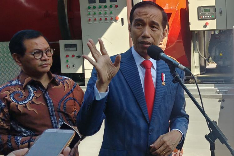 Presiden Jokowi meninjau pameran Indolive Stockdi JCC, Senayan, Jumat (6/7/2018). 