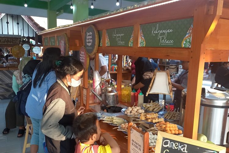 Pengunjung saat memilih menu angkringan pada Festival Angkringan Yogyakarta, Jumat (7/10/2023)