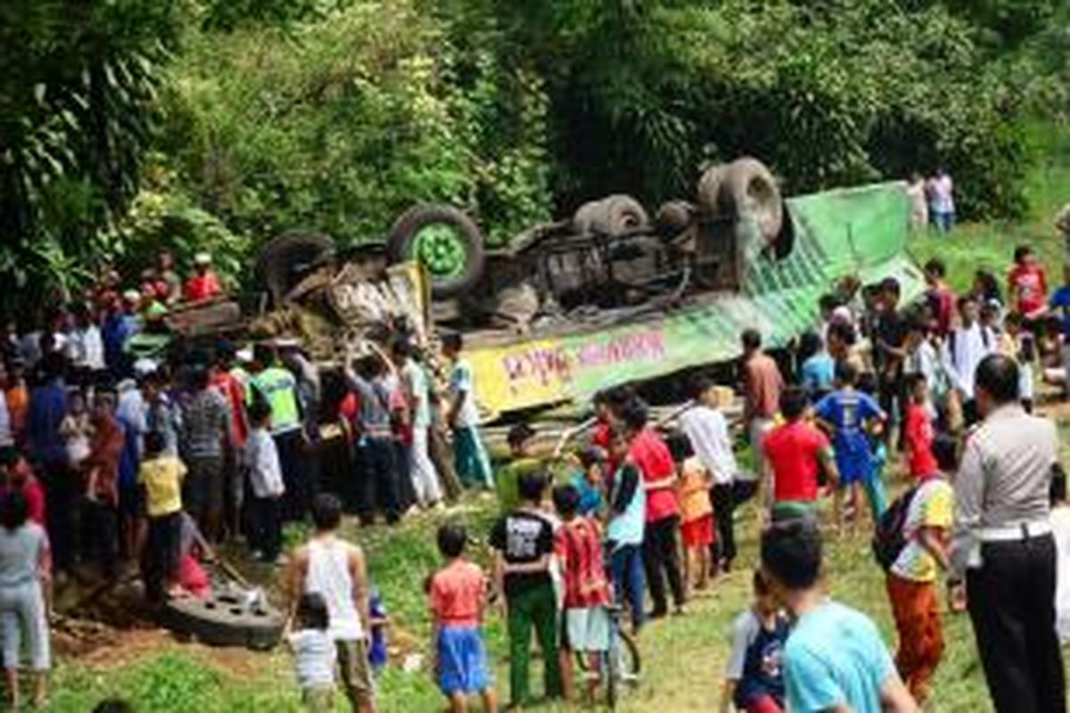 Sebuah bis penumpang Karunia Bakti Jurusan Jakarta-Garut terguling di Tol Jagorawi Km 26, Jumat (19/9/2014). Peristiwa ini menewaskan empat orang. K97-14