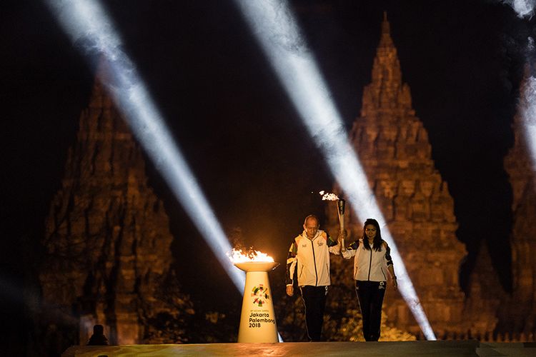 Duta Obor Asian Games 2018, Susi Susanti, dan mantan petenis Indonesia Yustedjo Tarik membawa obor berisi api dari India dan Mrapen yang telah disatukan saat acara Asian Games 2018 Torch Relay Concert di Kompleks Candi Prambanan, Sleman, DI Yogyakarta, Rabu (18/7/2018). Prelude rangkaian kegiatan Asian Games dimulai dengan perhelatan pawai obor (torch relay) dari Yogyakarta sebagai kota pertama dan akan berlangsung di 17 provinsi dan 53 kota lainnya di Tanah Air.