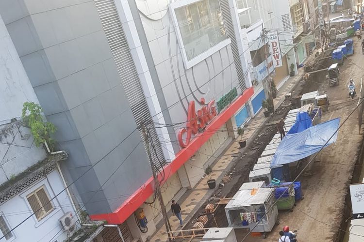 Jalan Cihideung, Kota Tasikmalaya, Jawa Barat, sudah mulai ditutup total untuk pengerjaan proyek "Malioboro" dengan Jalan HZ Mustofa, Kota Tasikmalaya, Selasa (26/7/2022).