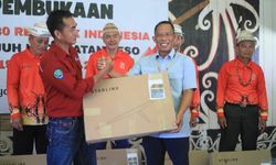 Susuri Sungai Kayan, Bupati Bulungan Bawa Starlink ke Hulu Desa untuk Atasi Blank Spot