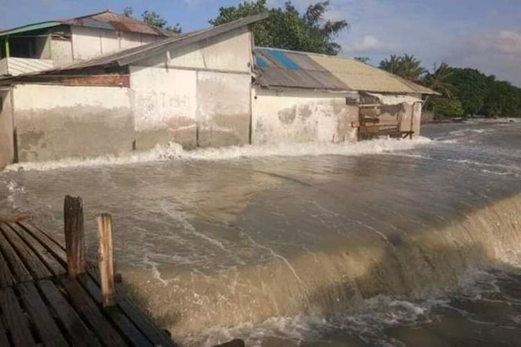 Gelombang tinggi menerjang rumah-rumah warga di Desa Utta, Kecamatan Kesui Watubela, Kabupaten Seram Bagian Timur, Rabu sore (26/8/2020). Selain di Desa Utta sejumlah desa di kecamatan tersebut dan di Kecamatan Tutuktolu juga mengalami hal yang sama