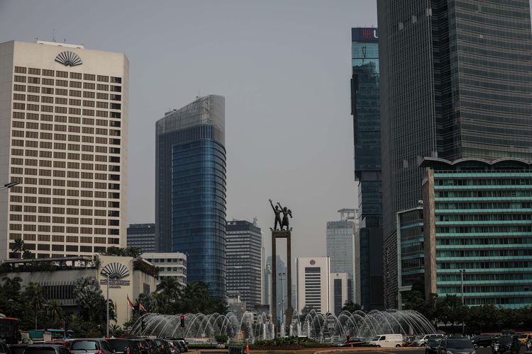 Pemandangan gedung-gedung bertingkat yang diselimuti asap polusi di Jakarta Pusat, Senin (29/7/2019). Berdasarkan data situs penyedia peta polusi daring harian kota-kota besar di dunia AirVisual, menempatkan Jakarta pada urutan pertama kota terpolusi sedunia pada Senin (29/7) pagi dengan kualitas udara mencapai 183 atau dalam kategori tidak sehat.