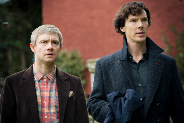 Martin Freeman dan Benedict Cumberbatch dalam serial drama kriminal Sherlock (2010).