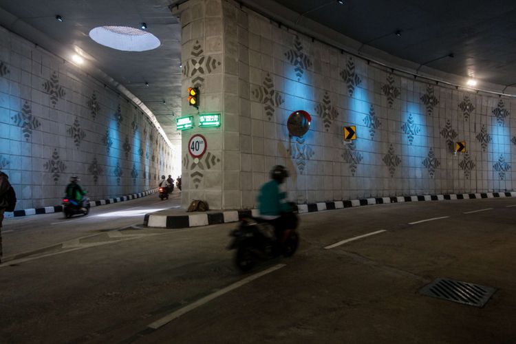 Sejumlah pengendara melintas di lintas bawah (underpass) Matraman, Jakarta, Selasa (10/4/2018). Pembangunan lintas bawah bercabang yang menghubungkan lintas Manggarai/Jalan Tambak menuju ke Jatinegara dan Pramuka Raya diharapkan dapat mengurangi kemacetan lalu lintas yang kerap terjadi di Simpang Matraman.