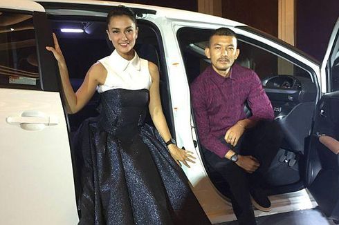 Atiqah Hasiholan dan Rio Dewanto Gelar Akikah Putrinya