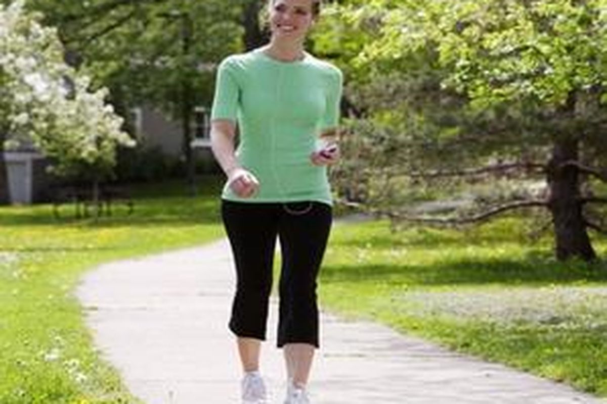 Mulai kebiasaan berjogging dengan berjalan kaki antara 1o-30 menit, secara perlahan sisipkan lari. 