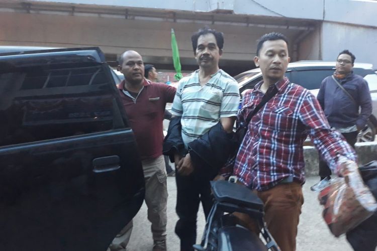Dirhansono (55) diamankan pihak Polsek Kemuning lantaran mencoba membakar kantor leasing motor yang berada di  Jalan Kolonel H Barlian, Kecamatan Kemuning, Palembang, Sumatera Selatan, Jumat (7/9/2018).
