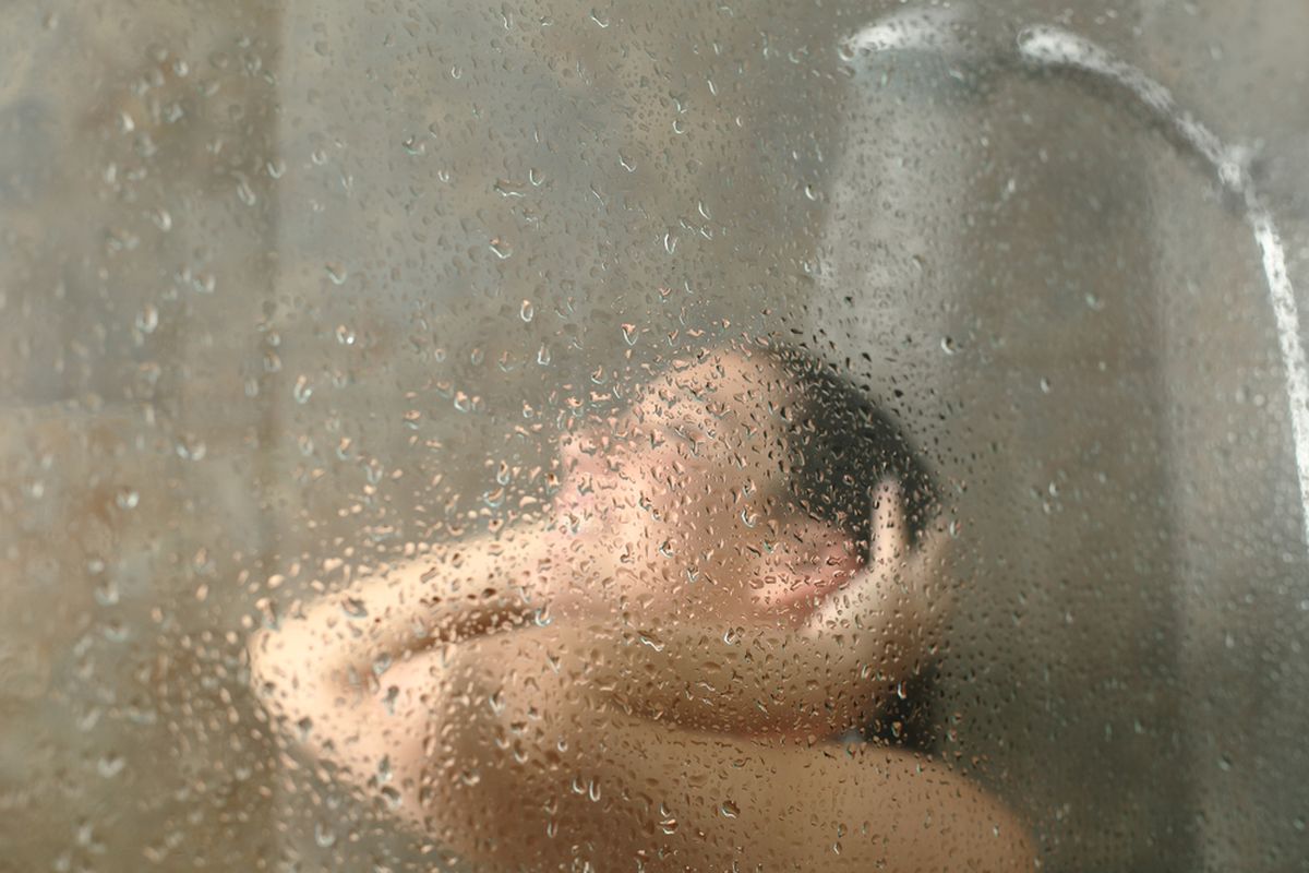 Mandi saat demam bisa bantu meredakan demam. Namun, jangan mandi dengan air dingin.