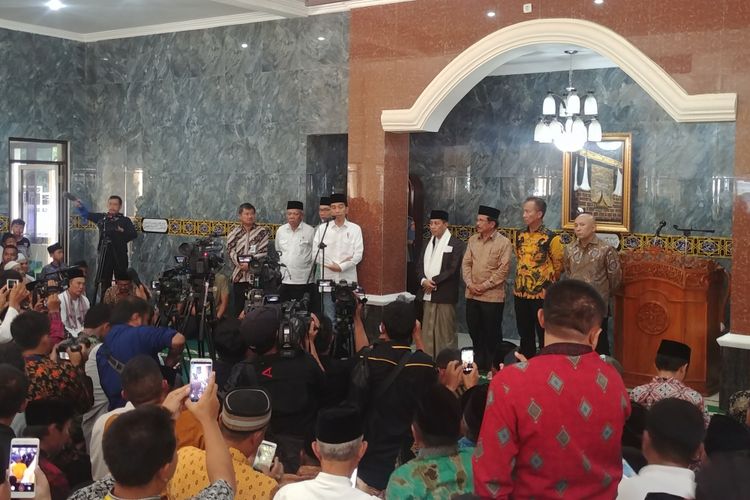 Presiden Joko Widodo seusai melaksanakan shalat Jumat berjamaah di Masjid Besar Cibatu, Garut, Jumat (18/1/2019) siang.   Usai shalat, Jokowi mengumumkan pemberian tanah wakaf serta pembangunan tol Cigatas.