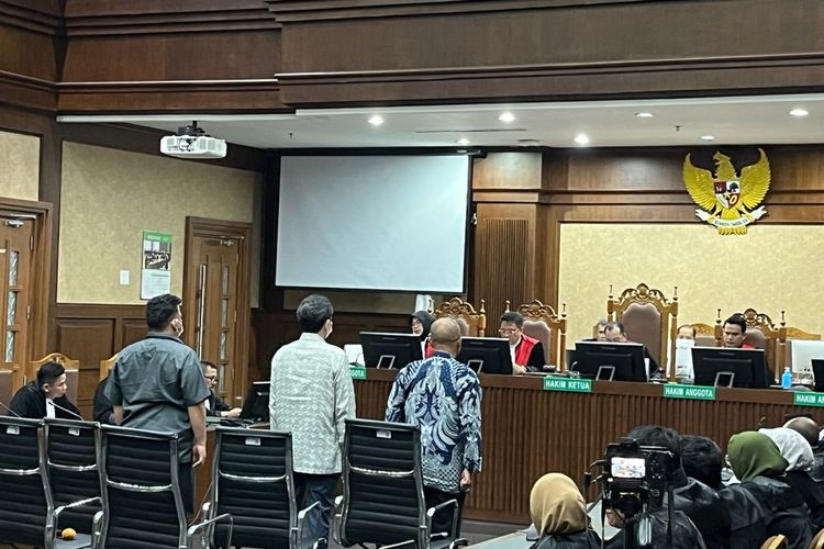 Sidang putusan kasus korupsi proyek pengadaan satelit slot orbit 123 derajat Bujur Timur (BT) kontrak sewa dengan satelit Artemis Avanti di Kemenhan RI tahun 2015 di ruang Prof M Hatta Ali, Pengadilan Tindak Pidana Korupsi (Tipikor) pada Pengadilan Negeri (PN) Jakarta Pusat, Senin (17/7/2023). Majelis Hakim PN Tipikor Jakarta menjatuhkan pidana penjara terhadap Agus Purwoto, Arifin Wiguna dan Surya Cipta Witoelar selama 12 tahun penjara.