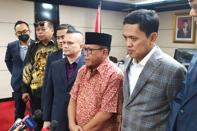 Ketua IPW Sugeng Teguh Santoso bersama Wakil Ketua MKD DPR Habiburokhman di Gedung DPR RI, Senayan, Jakarta Pusat, Selasa (27/9/2022). 