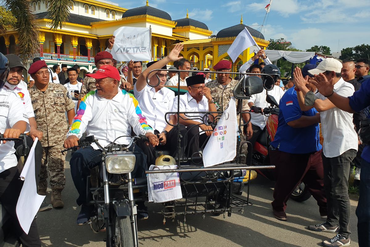 Bakal Calon Wali Kota Medan, Rico Waas, dan wakilnya, Zakiyuddin, naik becak motor dari Istana Maimun menuju kantor KPU Medan untuk mendaftar dalam kontestasi Pilkada di Medan, Kamis (29/8/2024). 