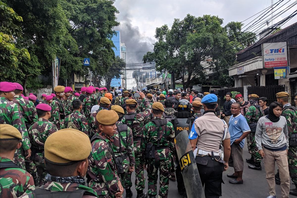 mediasi yang dilakukan TNI dan Polri agar kerusuhan di Flyover Slipi mereda