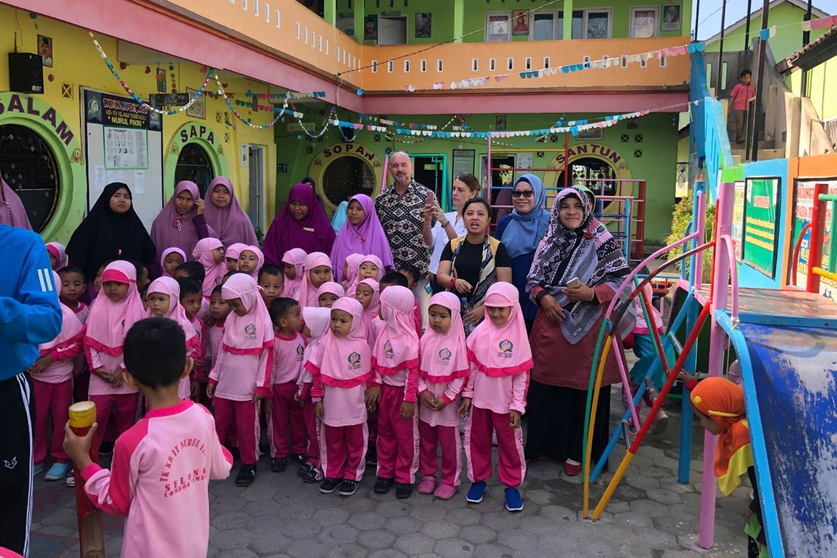 Tim guru Jakarta Intercultural School (JIS) di bawah Greg Zolkowski, Community Educational Outreach Coordinator JIS dan tim berangkat ke lokasi bencana di Selong, Nusa Tenggara Barat, pada akhir September lalu untuk memberikan workshop kepada guru TK dan PAUD.