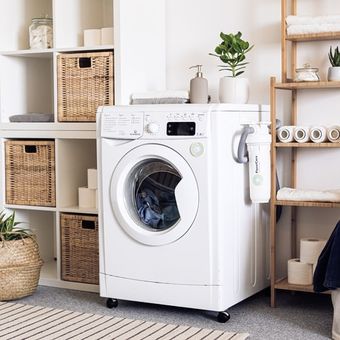 Ilustrasi mesin cuci dan ruang mencuci