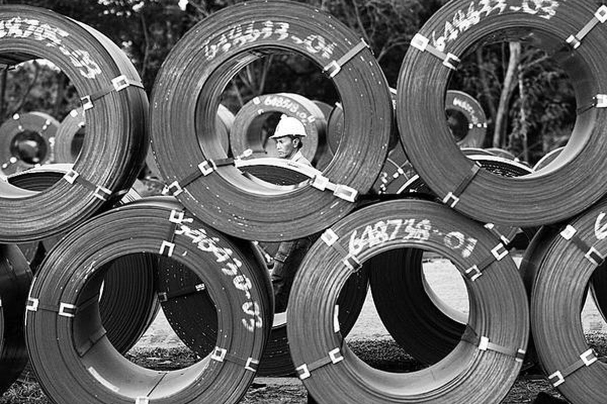 Pelat baja gulung (hot rolled coil) produksi PT Krakatau Steel di Cilegon, Banten.
