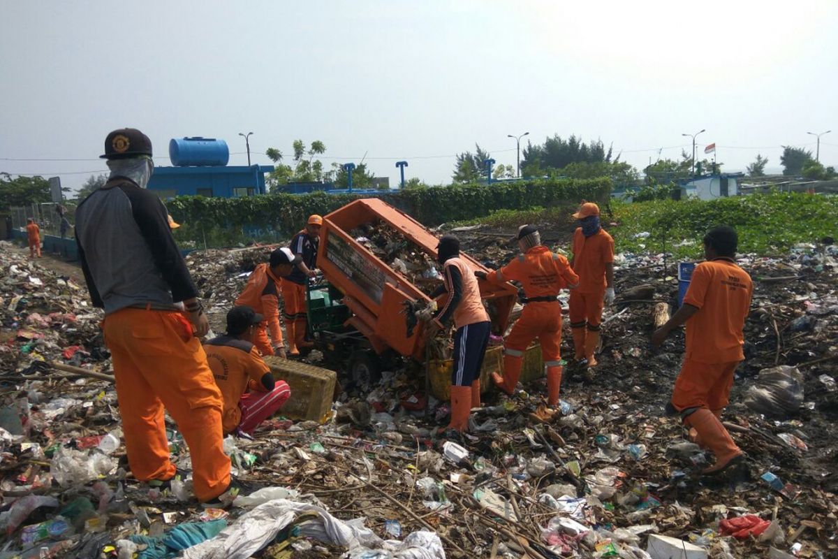Proses pengangkutan sampah yang menumpuk di Pulau Tidung, Kepulauan Seribu, Senin (4/6/2018).