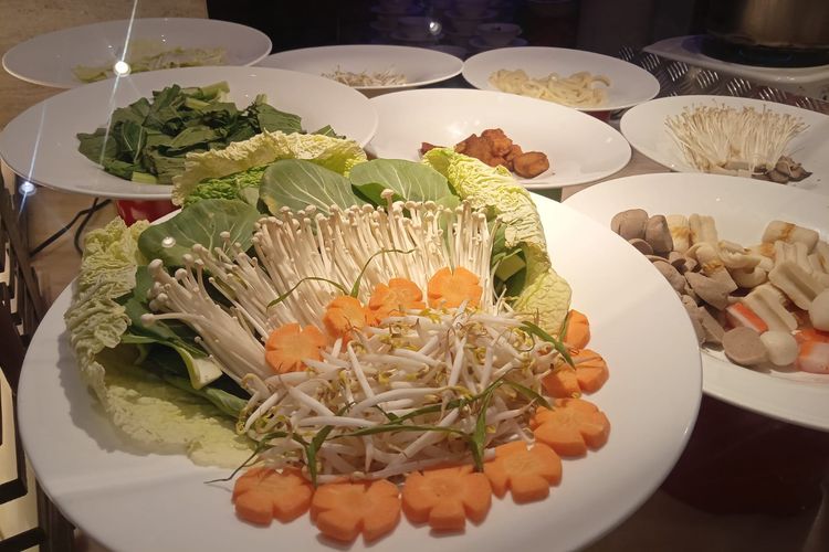 Ilustrasi hidangan sayur untuk shabu-shabu di Hotel Santika Premier Hayam Wuruk. 