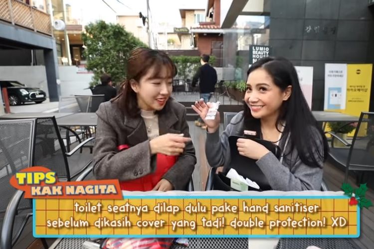 Nagita Slavina membongkar isi tasnya dalam vlog milik YouTuber Sunny Dahye In