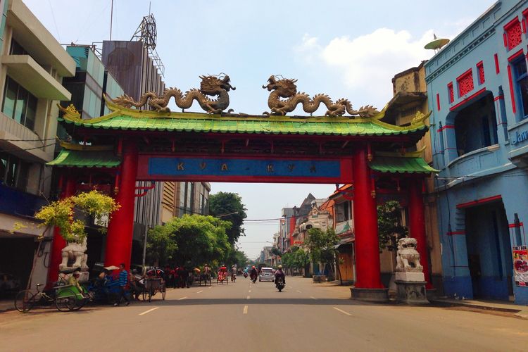 Gerbang kawasan Kya-kya Surabaya yang berarsitektur gaya Tionghoa.