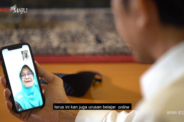 Presiden Joko Widodo berbincang dengan seorang guru asal Padang, Rika Susi Waty, melalui panggilan video dari Istana Kepresidenan, Bogor, Jumat (11/9/2020). 