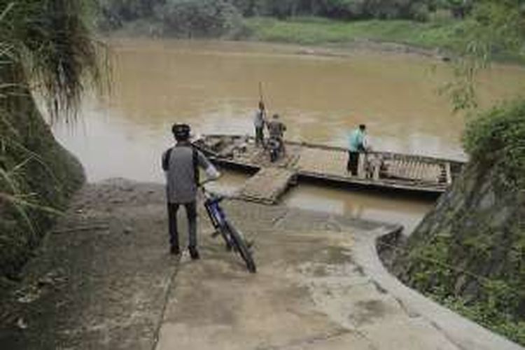 Wisatawan menuntun sepeda untuk menuju perahu kayu dan menyeberangi Sungai Bengawan Solo dari Kelurahan Sangkrah, Kecamatan Pasar Kliwon, Surakarta, Jawa Tengah, Kamis (21/6/2016). Menyeberangi Sungai Bengawan Solo adalah bagian dari kegiatan yang ditawarkan dalam paket wisata Accor Solo Heritage Cycling.