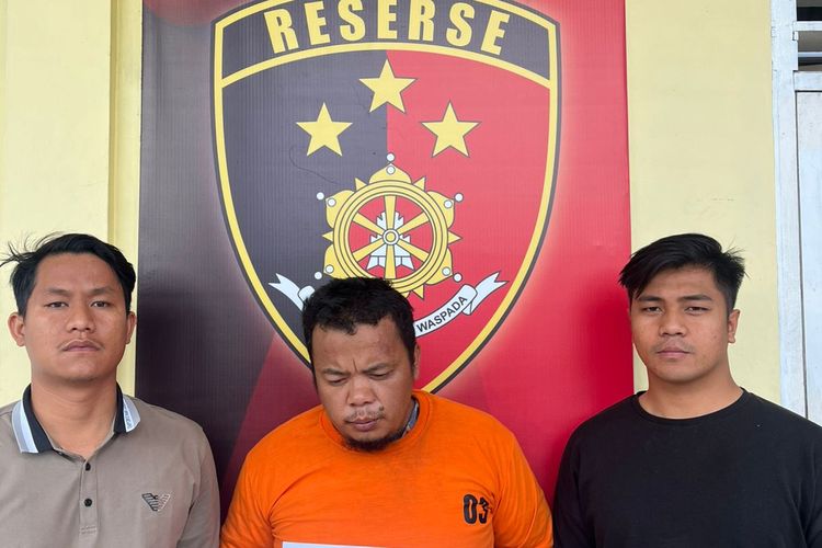 Radinal Kudadiri (34) ditahan di Polres Dairi pada Rabu (27/8/2025) karena terjerat kasus begal payudara dengan menyasar pelajar di Kabupaten Dairi, Sumatera Utara. 