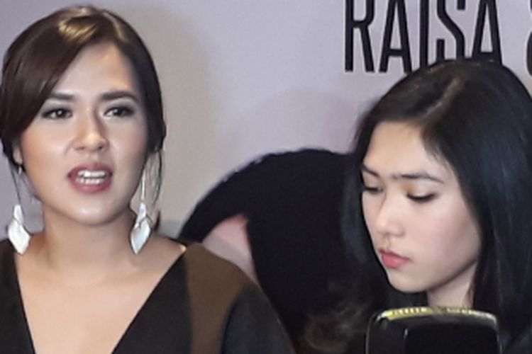 Raisa dan Isyana diabadikan dalam peluncuran singel kolaborasi merek yang berjudul Anganku Anganmu di Brewerkz Senayan City, Jakarta Selatan, Kamis (29/3/2017).