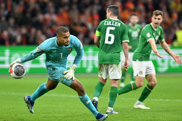 Kiper Irlandia Mundur dari Laga Lawan Israel, Skuad Tetap Bertanding dengan Pita Hitam