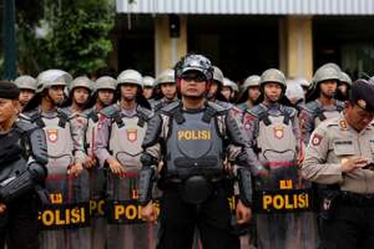 Sejumlah anggota polisi melakukan pengamanan saat unjuk rasa ormas keagamaan di depan Gedung Balai Kota DKI Jakarta, Jumat (14/10/2016). Ormas keagamaan berunjuk rasa untuk mengkritik gaya kepemimpinan Ahok di Jakarta.
