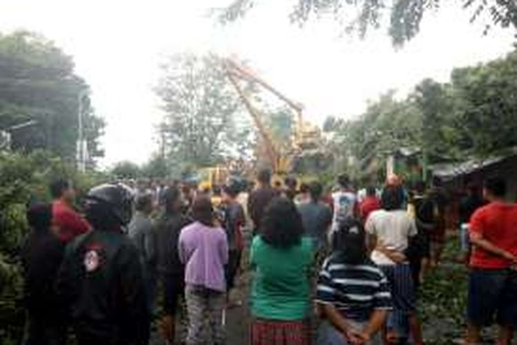 Warga menyaksikan proses evakuasi pohon beringin di  Jalan Kebon Agung, Krongahan, Gamping, Sleman yang roboh di terpa angin kencang 