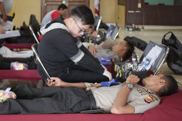 Anggota Polres Garut melakukan donor darah memperingati Hari Bhayangkara, Rabu (18/06/2019) di aula Mumun Surachman Mapolres Garut