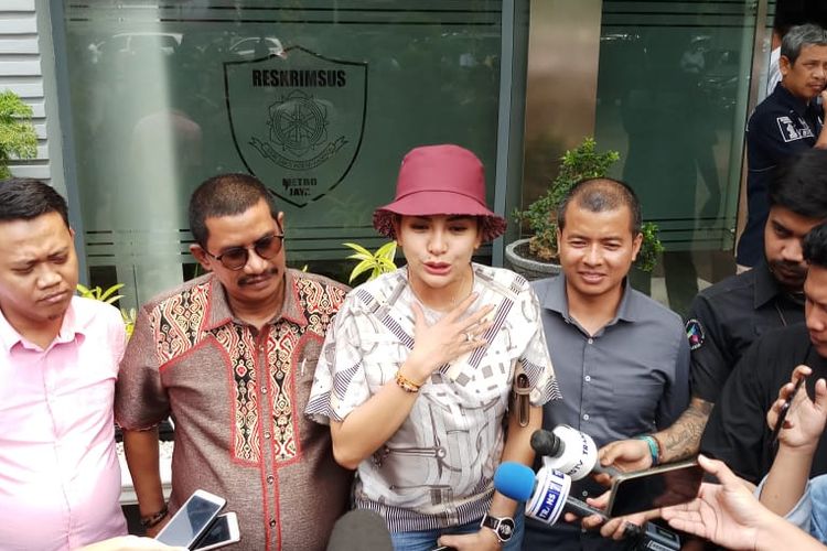 Artis peran Nikita Mirzani dan kuasa hukumnya Fahmi Bachmid saat ditemani di Direktorat Kriminal Khusus, Polda Metro Jaya, Jakarta Selatan, Senin (25/11/2019).