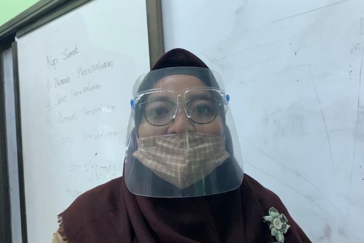 Dita Arlita (26), guru SMK Negeri 15 Jakarta mengajar tatap muka di depan siswa-siswinya pada Rabu (7/4/2021) pagi. Dita saat ini tengah hamil tujuh bulan.