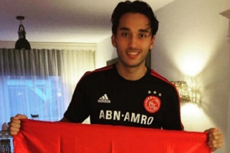 Pemain muda Ajax Amsterdam keturunan Indonesia, Ezra Walian, mengibarkan bendera Merah Putih dan diunggah ke Instagram pribadinya, Sabtu (3/12/2016). 