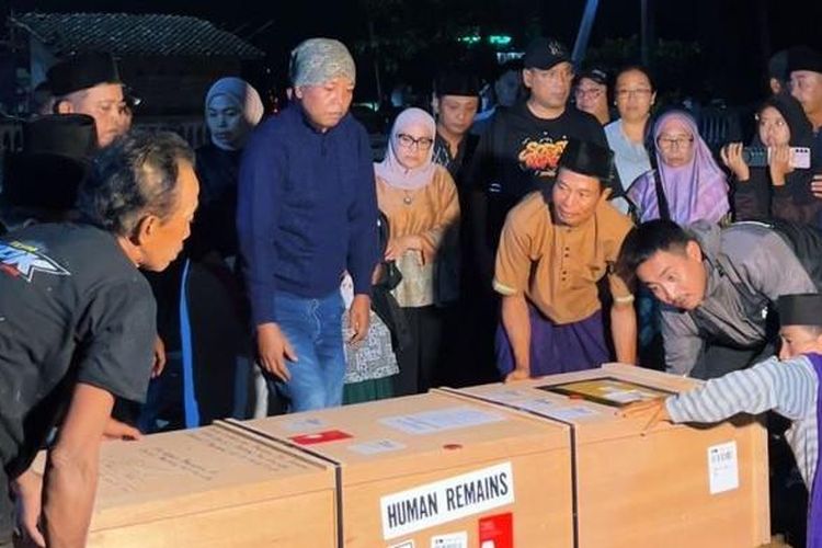 Anggota DPR RI nonaktif dari Fraksi PAN Uya Kuya (topi hitam) bersama istrinya Astrid Kuya (berkerudung dan berkacamata) saat membantu proses pemulangan jenazah TKI asal Jember, Rifa Hamidah, yang meninggal karena sakit di Hongkong, Sabtu (13/9/2025).


