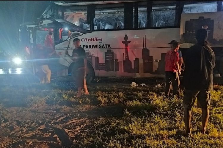 Dok Istimewa : Bus mengangkut 49 siswa-siswi studytour SMPN 3 Garut mengalami kecelakaan di jalur maut jalan Daendels Desa Pejagran Kecamatan Ngombol Kabupaten Purworejo.  Akibat kejadian tersebut 1 orang tewas terjepit badan bus. Dan puluhan lainnya mengalami luka ringan hingga luka berat. 