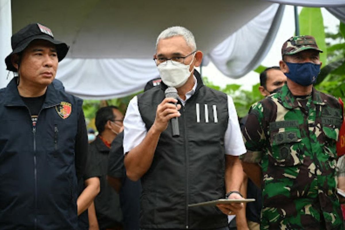 Ketua Satgas BLBI, Rionald Silaban menyita aset milik obligor/debitor BLBI Trijono Gondokusumo atas PT Bank Putra Surya Perkasa di Bogor, Kamis (16/6/2022).