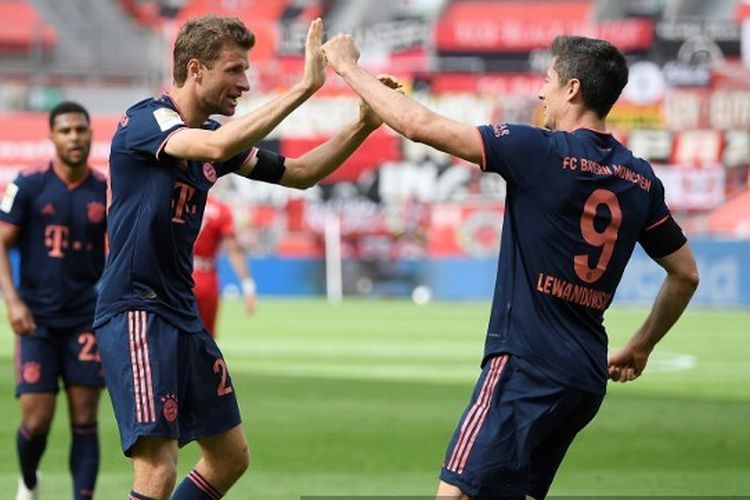 Thomas Mueller dan Robert Lewandowski merayakan gol Bayern Muenchen ke gawang Bayer Leverkusen pada lanjutan laga pekan ke-30 Bundesliga Jerman di Stadion BayArena, Sabtu (6/6/2020). Kini Lewandowski tak lagi bersama Bayern karena pindah ke Barcelona pada bursa transfer musim panas 2022. Keduanya akan bertemu pada laga Bayern vs Barcelona di ajang Liga Champions 2022-2023 pada Rabu (14/9/2022) dini hari WIB.