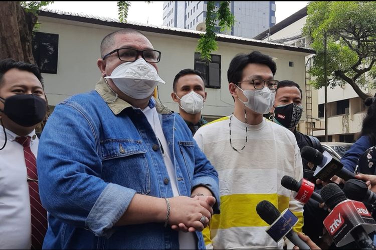 Dokter kecantikan dan YouTuber Richard Lee didampingi pengacaranya, Razman Arif Nasution (kiri), kembali diperiksa di Unit Cyber Crime Polda Metro Jaya terkait kasus dugaan akses ilegal dan penghilangan barang bukti, Rabu (8/9/2021).