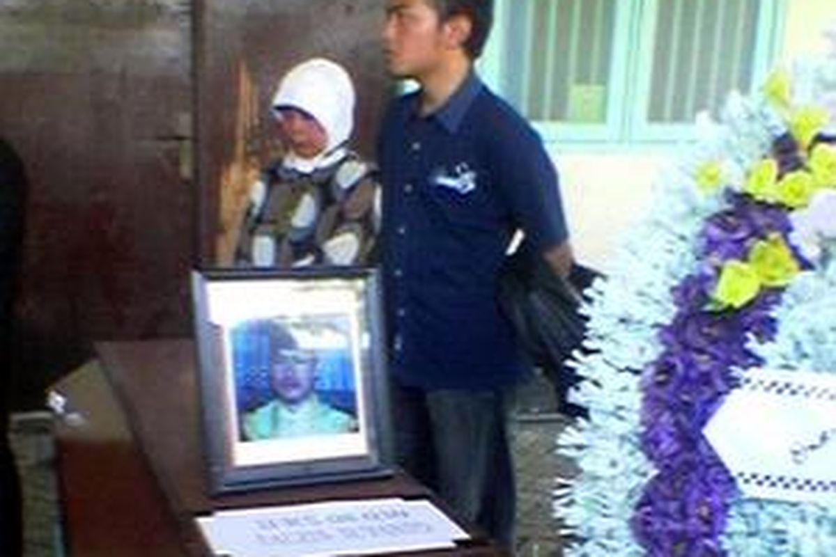 Faizal, keponakan Fauzin, dan Sudarmiatin, kakak sepupu Fauzin tengah mengikuti prosesi penyerahan jenazah Fauzin Suyanto, Jumat (19/9) di Surabaya.