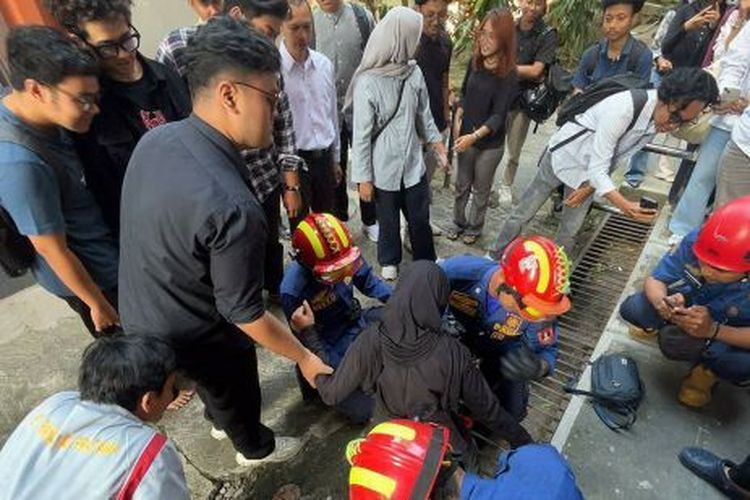 Detik-detik Damkar Solo Evakuasi Mahasiswi UNS yang Kakinya Terjebak di Besi Selokan