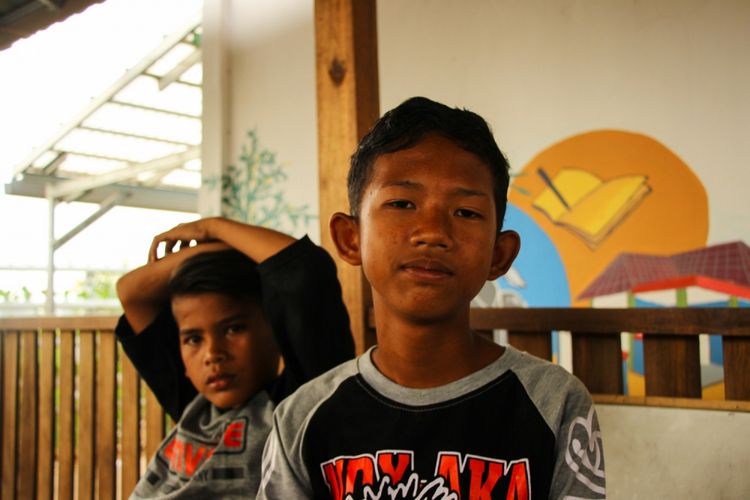 Aldo (10), salah satu anak di Rumah Baca Ceria di Kampung Sungai Pedado, Kelurahan Keramasan, Kecamatan Kertapati, Kota Palembang, Sumatera Selatan. Di taman baca yang didirikan oleh sekelompok pemuda yang dimotori oleh Evan Saputra (28) ini, Aldo yang tunawicara meniti cita-cita menjadi seorang penulis.
