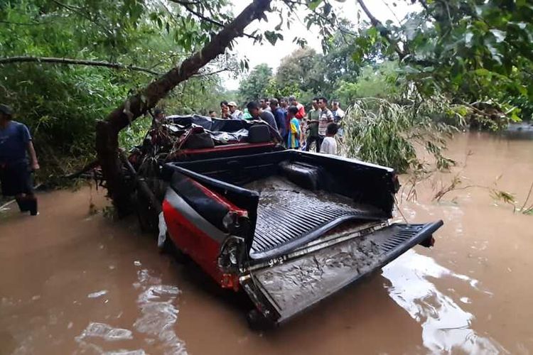 Kondisi mobil Desa Batu Tering, Kecamatan Moyo, Sumbawa Mujiburahman (47) hilang setelah terseret arus sungai